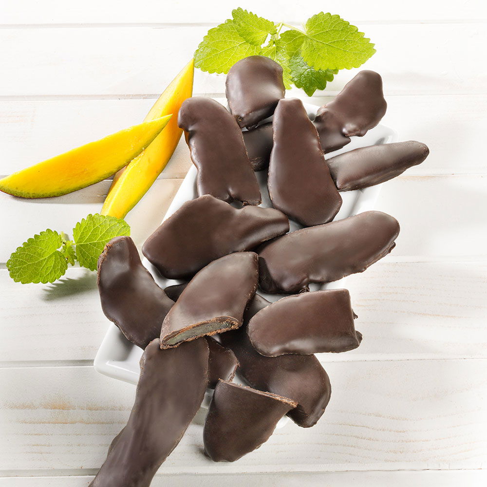Schokolierte Mangostreifen mit Mangolikör