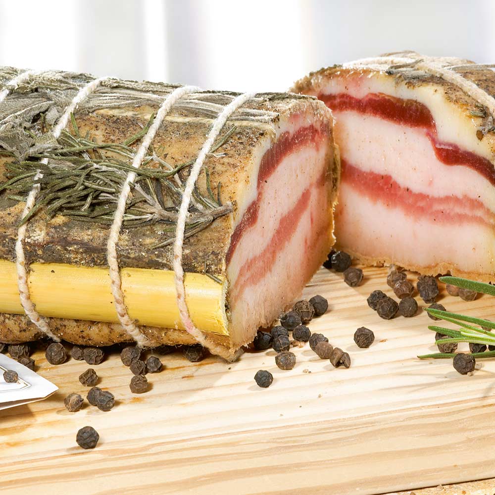 Pancetta mit frischen Kräutern aus der Toskana, im Stück