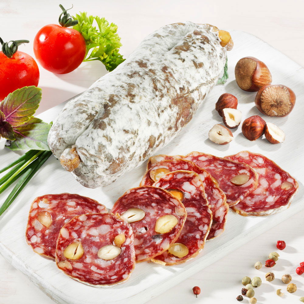 Französische Salami mit Haselnüssen, im Stück