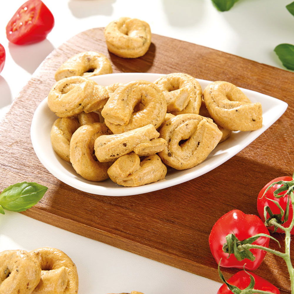 Italienisches Salzgebäck Taralli mit Tomate und Oregano