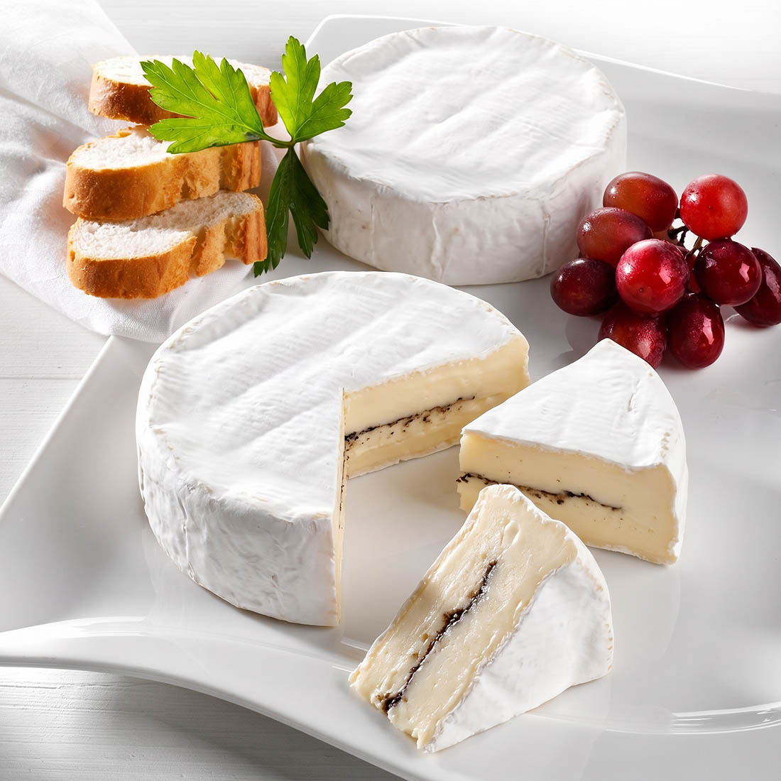 L'Ortolan Weichkäse mit Trüffel, im Stück