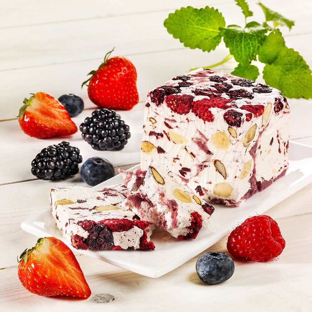 Italienisches Weichnougat mit Creme und Waldbeeren