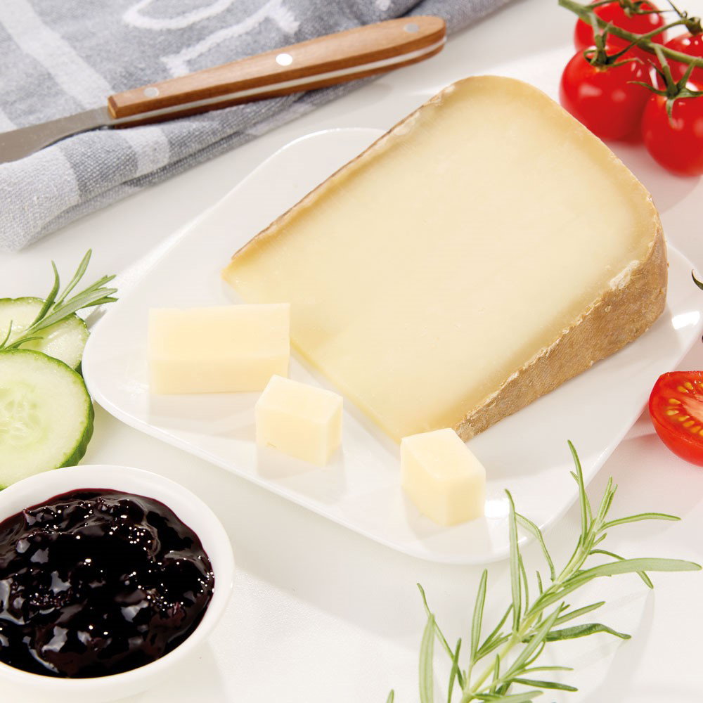 Französischer Käse Ossau-Iraty, im Stück