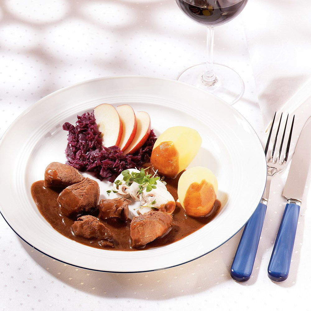 Hirschgulasch in kräftiger Wildrahmsauce