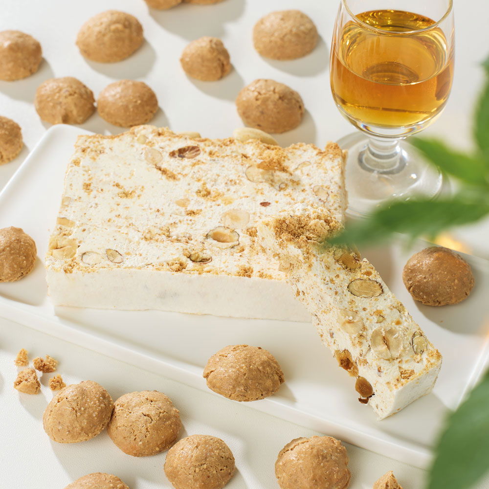 Italienisches Weichnougat mit Amaretti-Keksen