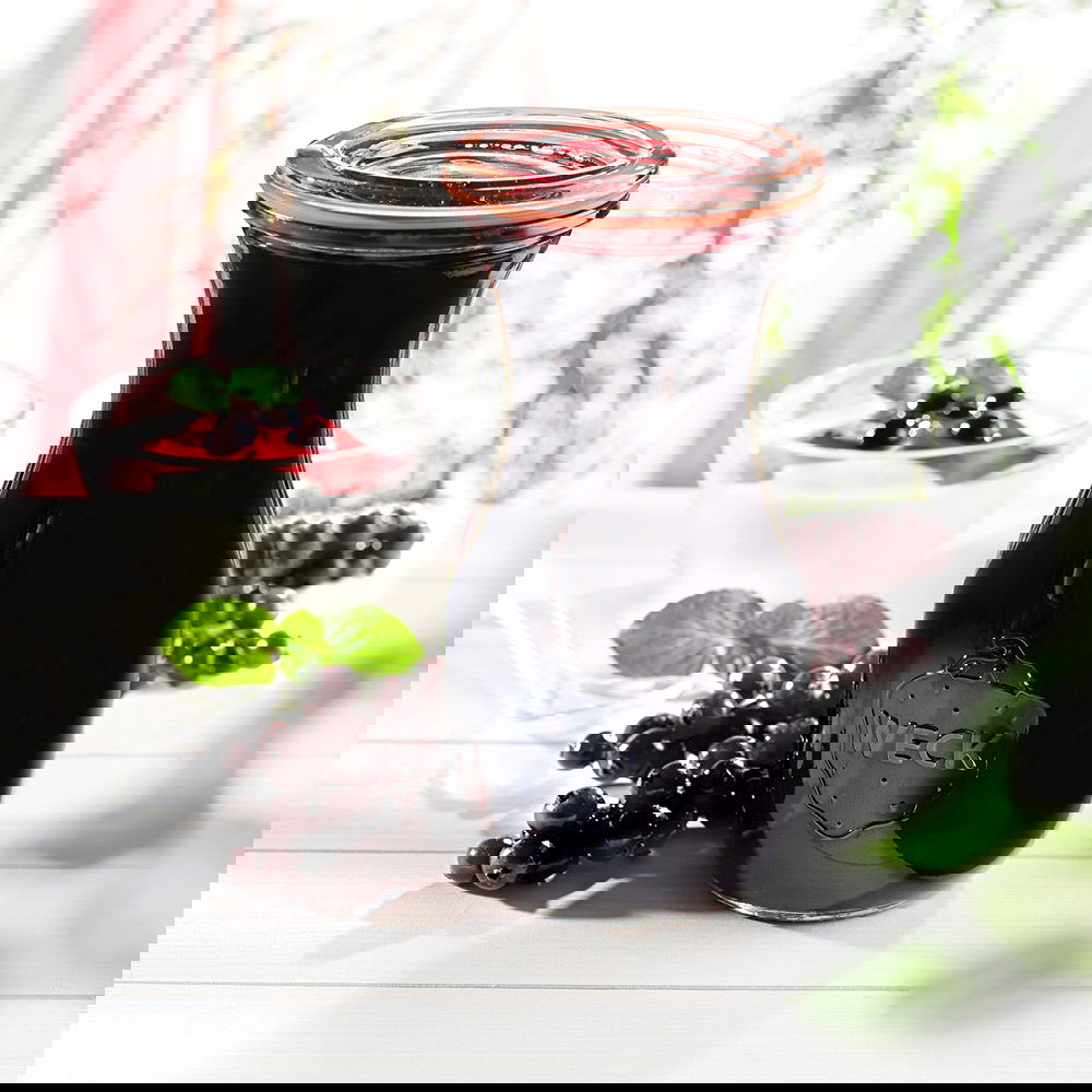 Ganze Schwarze Johannisbeeren