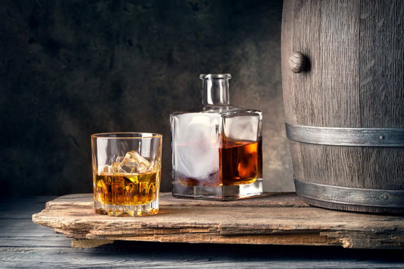 media/image/Glas-Whisky-mit-Flasche-undKFGhaDPVHkxzm.jpg