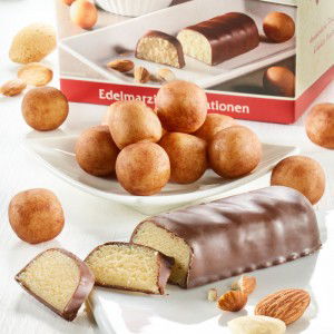 Geschenkbox mit Marzipankartoffeln und Marzipanbrot