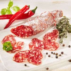 Luftgetrocknete französische Salami mit Piment d'Espelette, im Stück